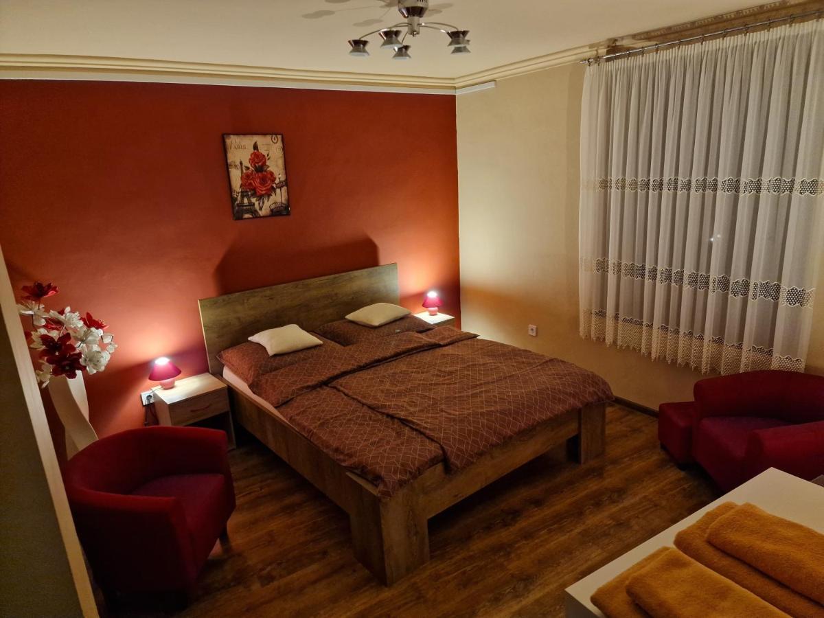 Mátyás Apartman Tata Esterno foto